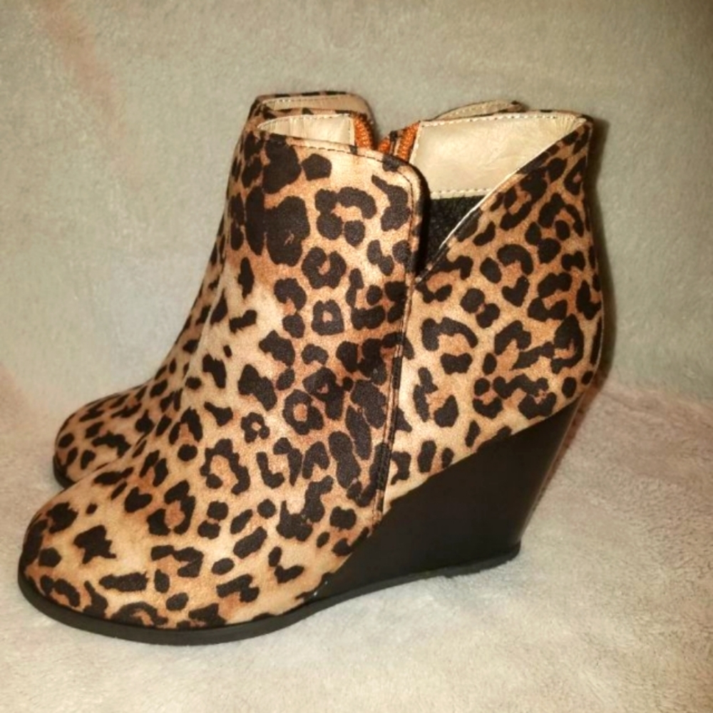Women's Size 8 Leopard Print Short Plush Ankle Wedge Booties